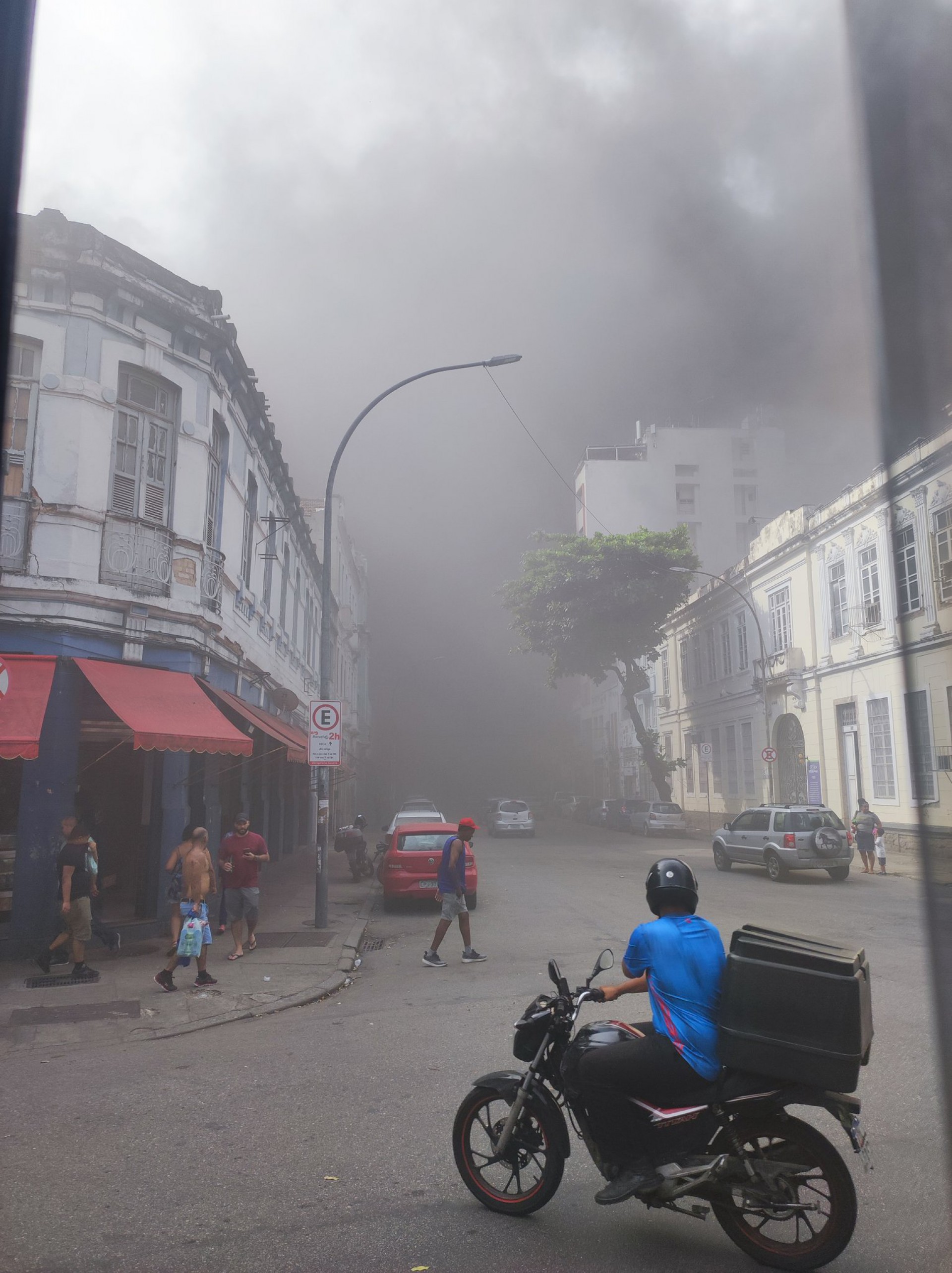 Imóvel na Rua Frei Caneca, no Centro do Rio, na tarde desta terça-feira (11) - Divulgação