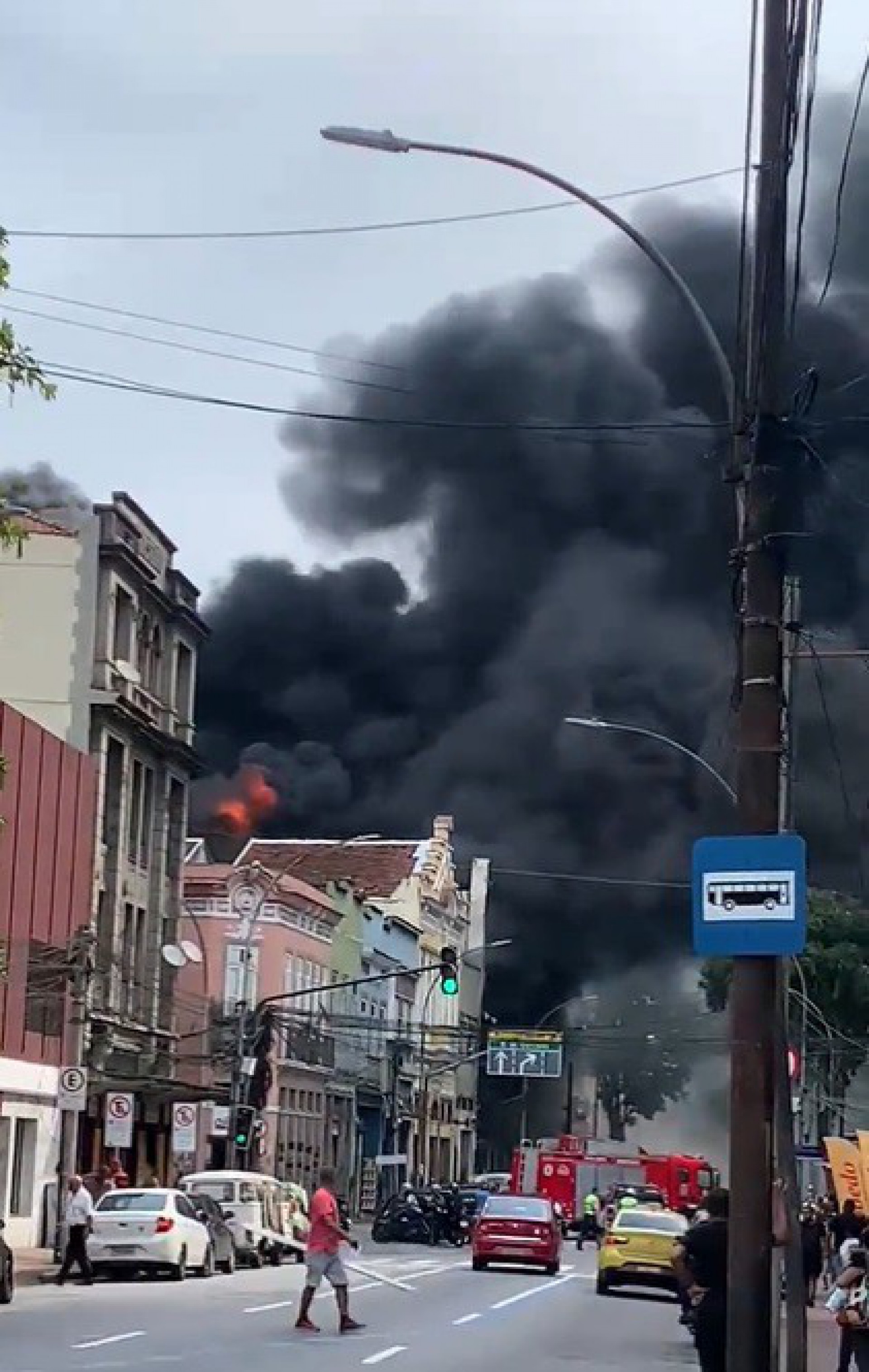 Imóvel na Rua Frei Caneca, no Centro do Rio, pega fogo nesta terça-feira (11) - Divulgação