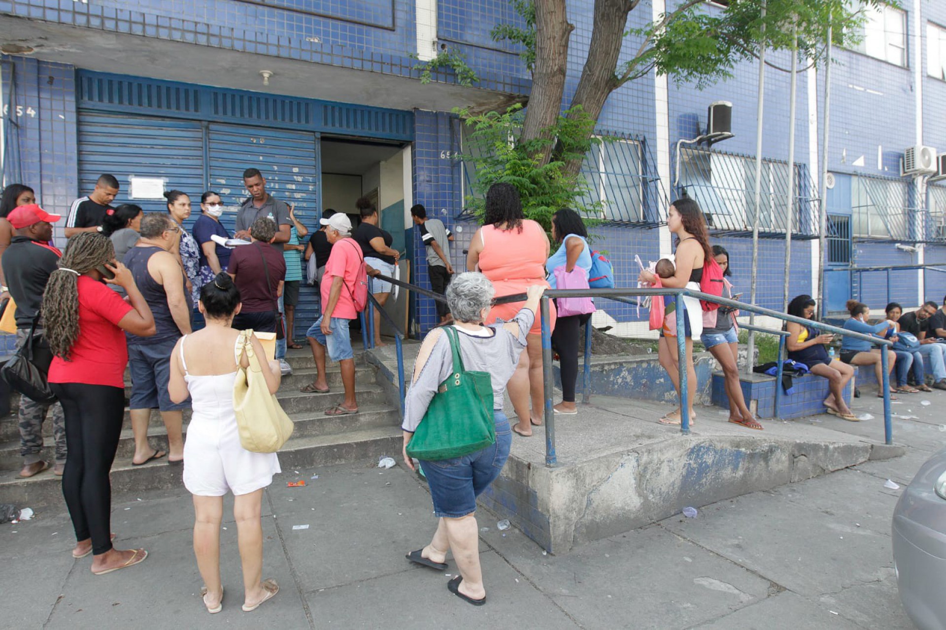 Dezenas de pessoas aguardavam na fila do CRAS - Reginaldo Pimenta/Agência O Dia