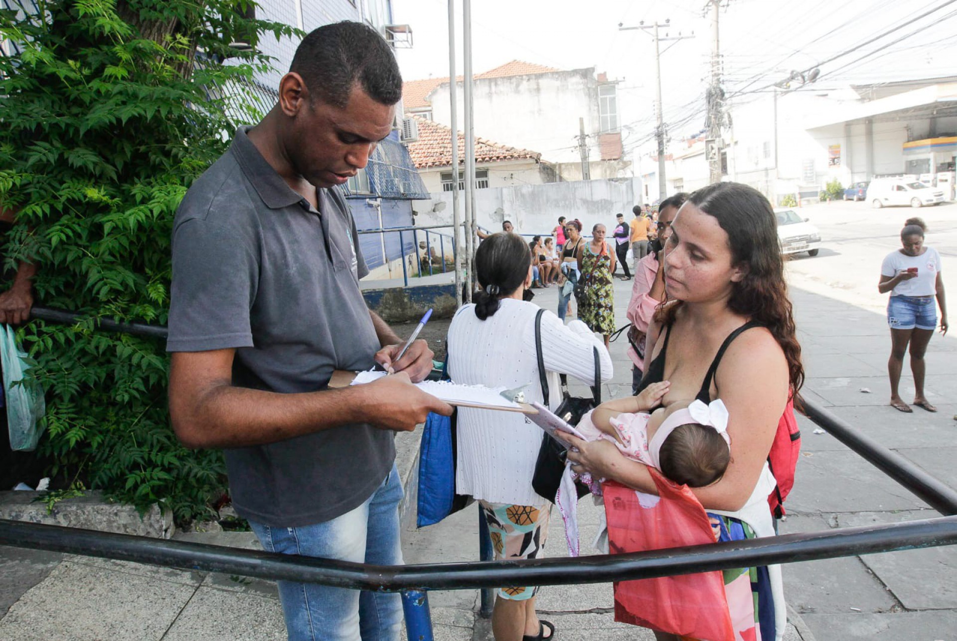 Jocilma com a filha na fila para atendimento - Reginaldo Pimenta/Agência O Dia