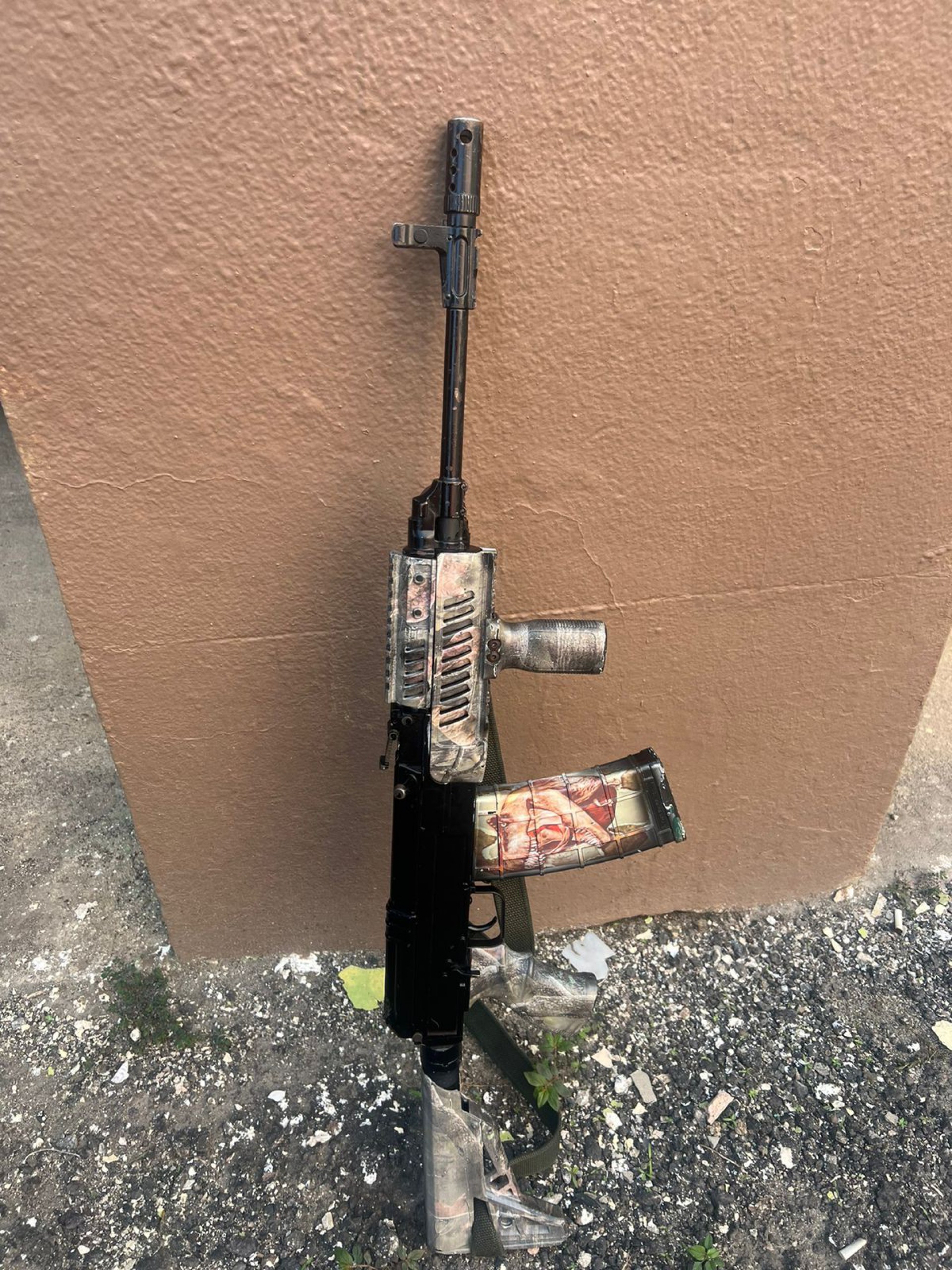 No Complexo do Chapad&atilde;o, PMs apreenderam um fuzil