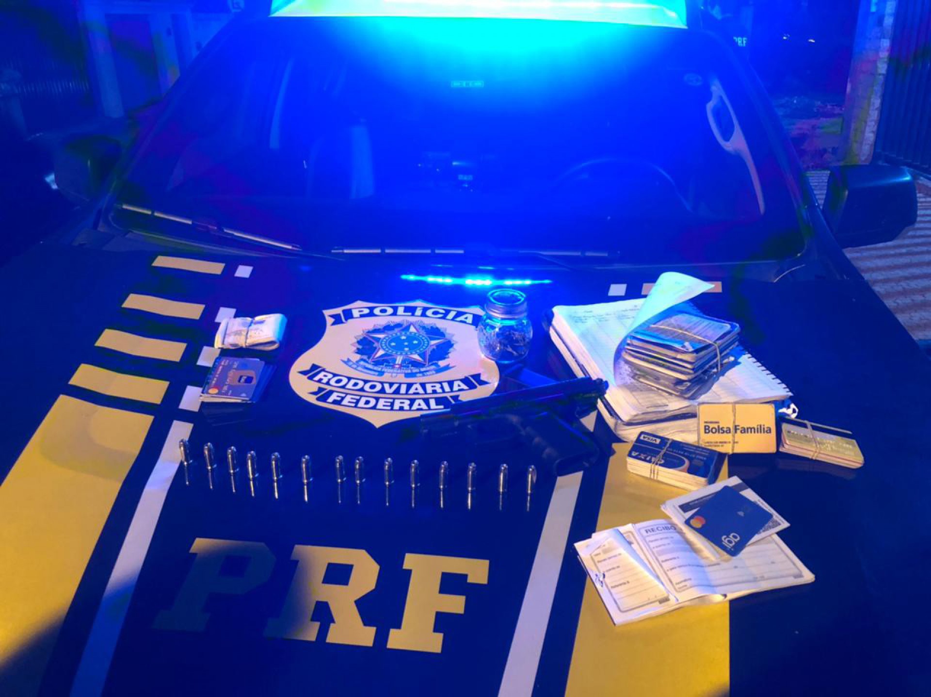 Junto ao material apreendido, policiais também encontraram com o suspeito anotações de um possível esquema de agiotagem - Divulgação/PRF