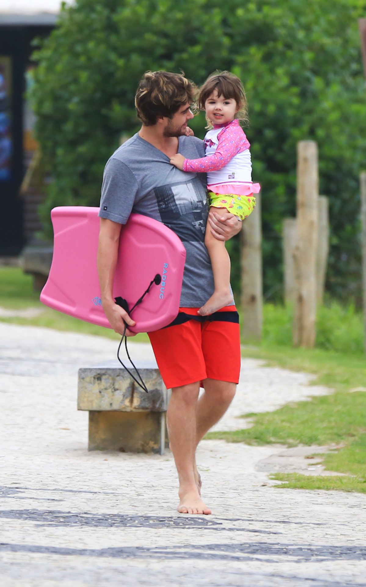 Rafael Vitti e a filha Clara Maria curtem o feriado na praia da Barra da Tijuca