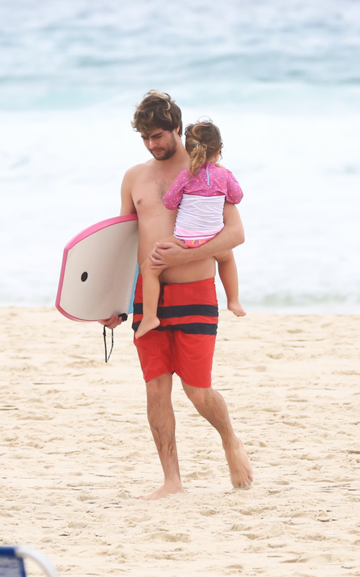 Rafael Vitti e a filha Clara Maria curtem o feriado na praia da Barra da Tijuca