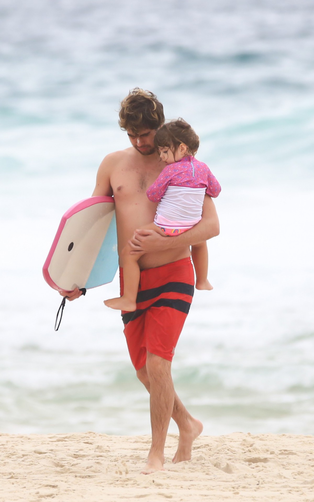 Rafael Vitti e a filha Clara Maria curtem o feriado na praia da Barra da Tijuca
