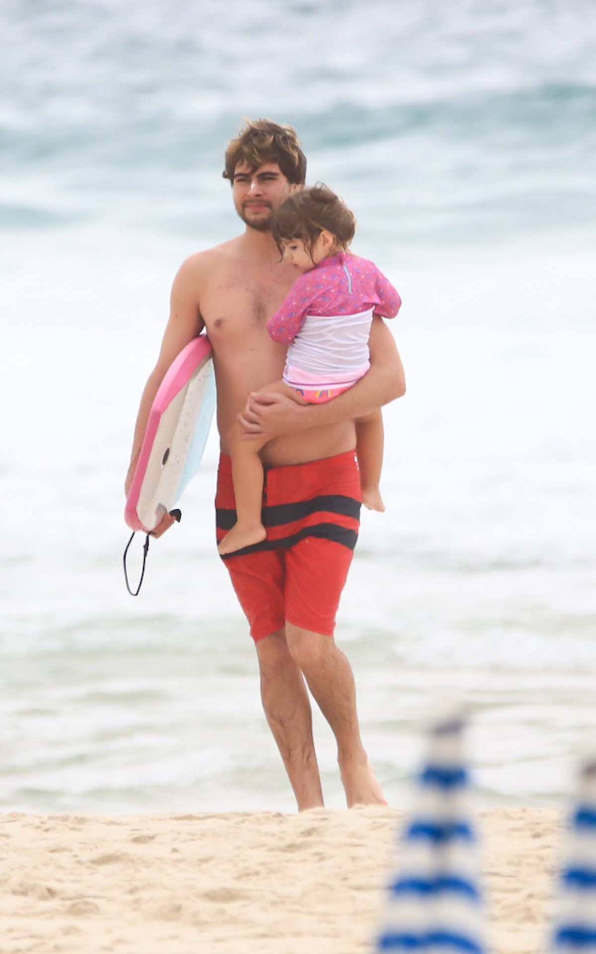 Rafael Vitti e a filha Clara Maria curtem o feriado na praia da Barra da Tijuca