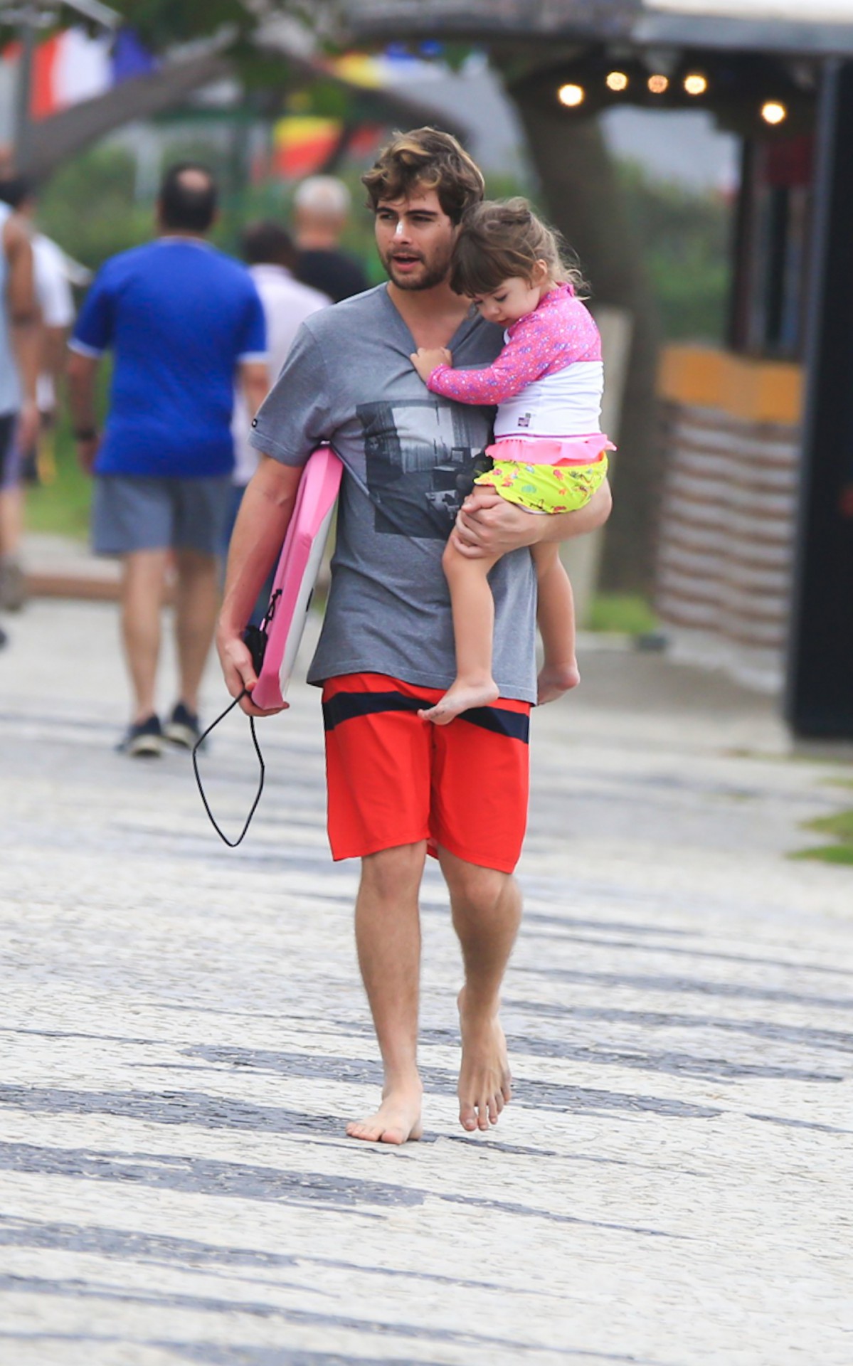 Rafael Vitti e a filha Clara Maria curtem o feriado na praia da Barra da Tijuca