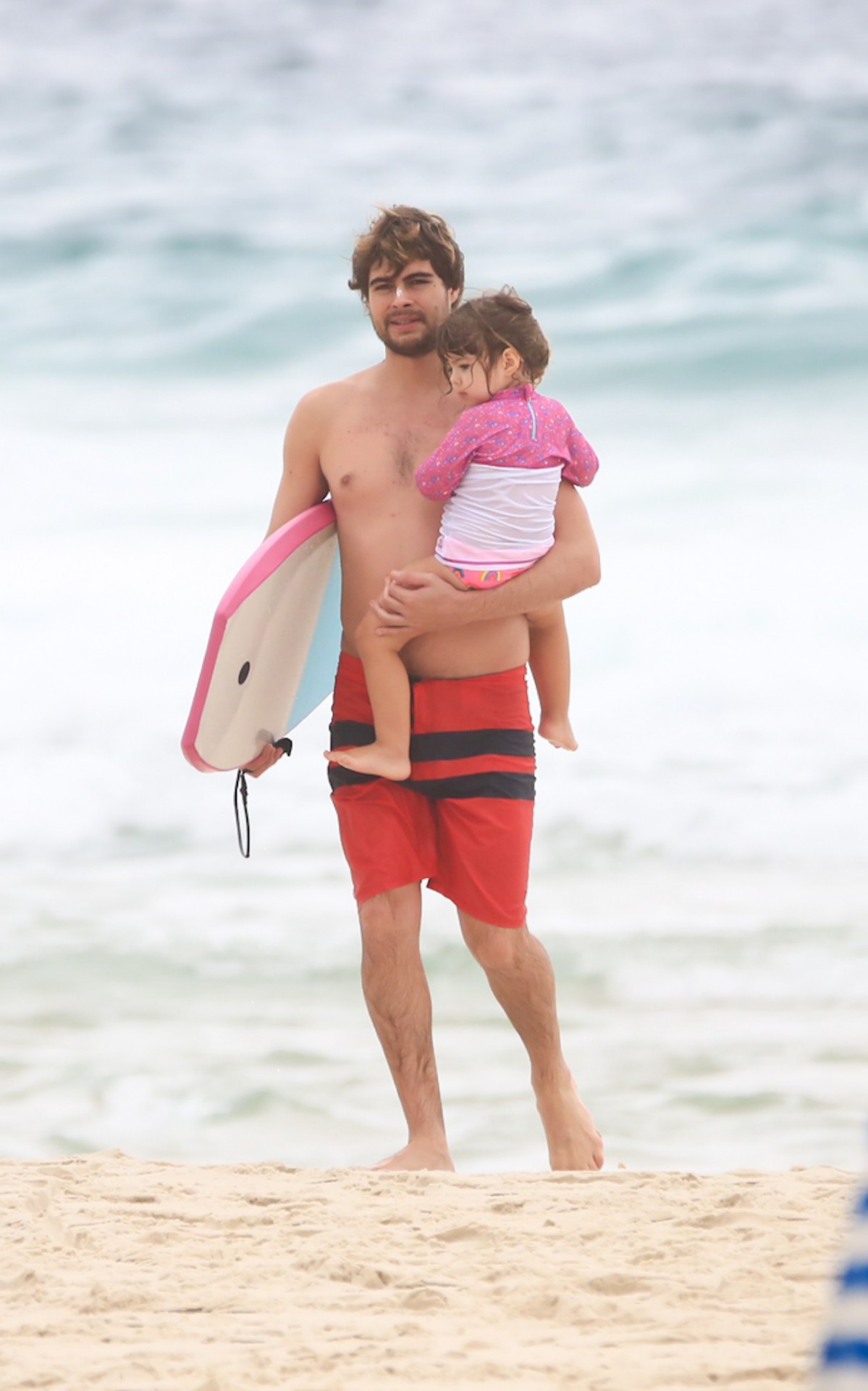Rafael Vitti e a filha Clara Maria curtem o feriado na praia da Barra da Tijuca