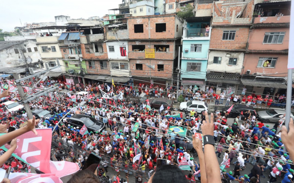 Candidato faz caminhada nesta quarta-feira (12) no Complexo do Alem&atilde;o, Zona Norte do Rio