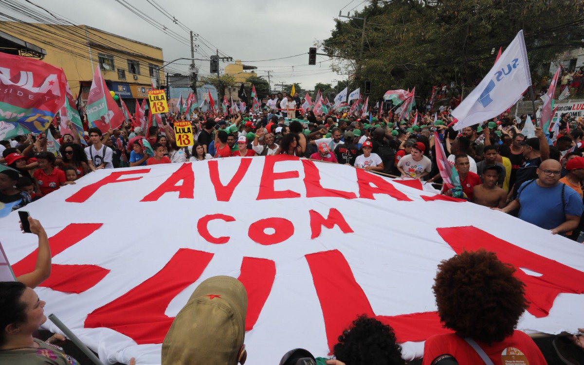 O candidato Luis In&aacute;cio Lula da Silva faz caminhada pelo Complexo do Alem&atilde;o, Zona Norte do Rio, nesta quarta-feira (12). 