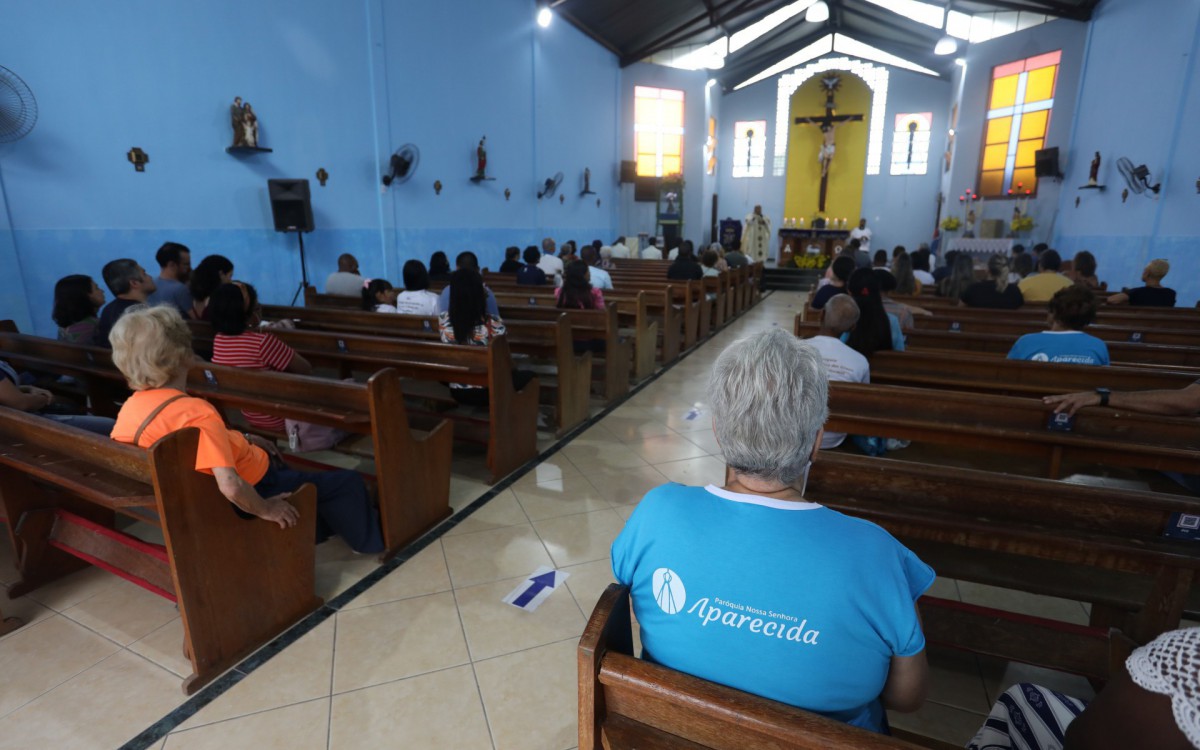 Par&oacute;quia Nossa Senhora Aparecida em Del Castilho recebe fi&eacute;is, no dia da Padroeira do Brasil, nesta quarta-feira (12).