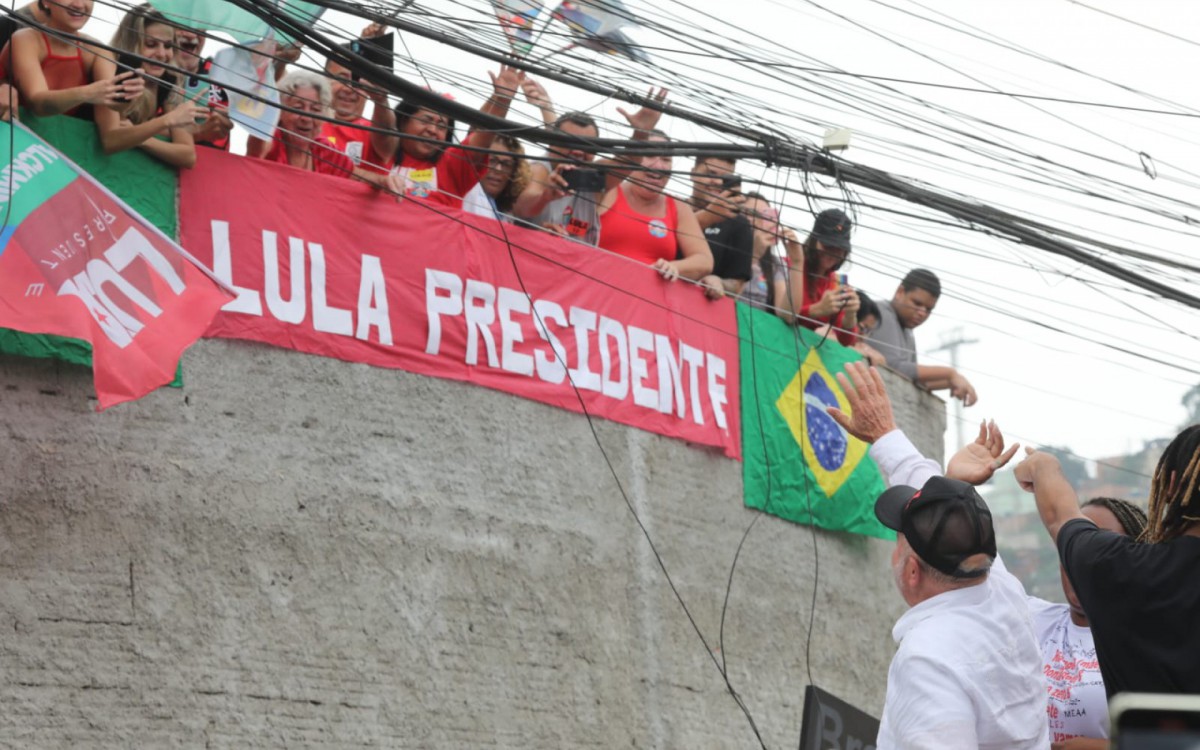Lula esteve presente em uma caminhada no Complexo do Alem&atilde;o, Zona Norte do Rio, nesta quarta-feira (12)