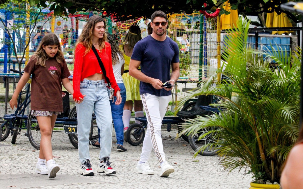 Cau&atilde; Reymond esteve na Lagoa junto com a filha, Sofia, e a esposa, Mariana Goldfarb