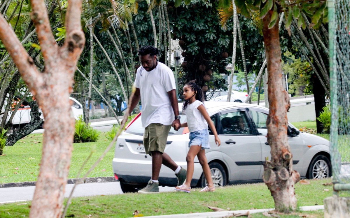 L&aacute;zaro Ramos levou os filhos para curtir Dia das Crian&ccedil;as na Lagoa Rodrigo de Freitas