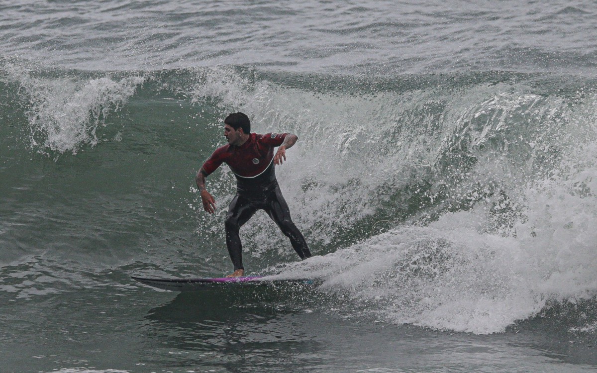 Gabriel Medina surfa em praia do Rio