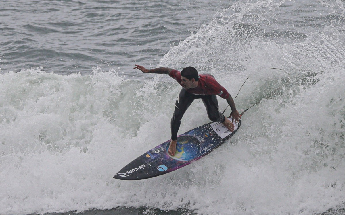 Gabriel Medina surfa em praia do Rio - Delson Silva/ Agnews