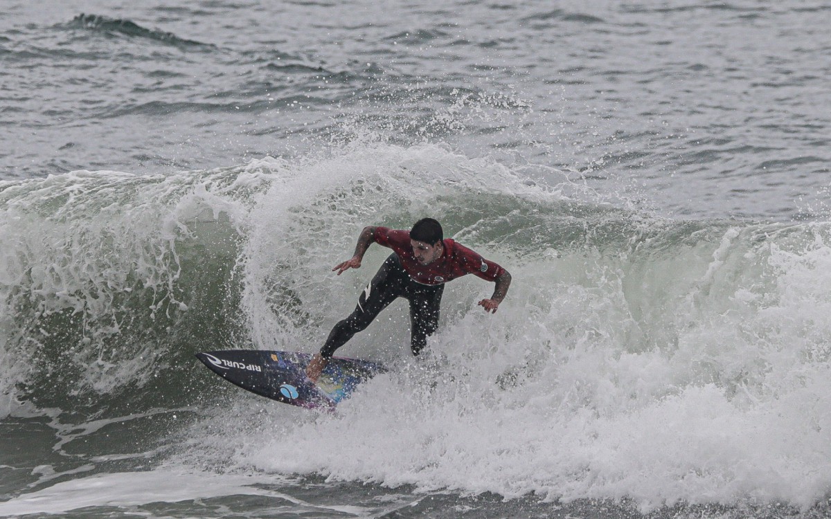 Gabriel Medina surfa em praia do Rio