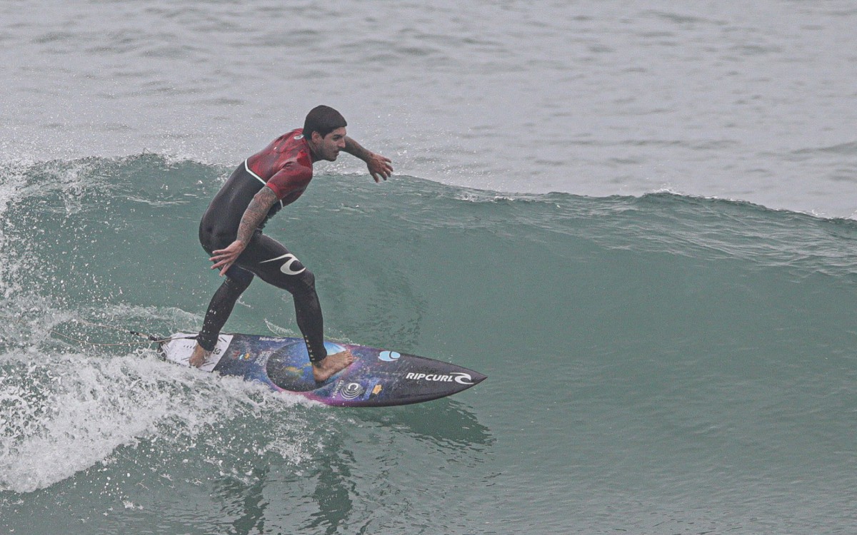 Gabriel Medina surfa em praia do Rio