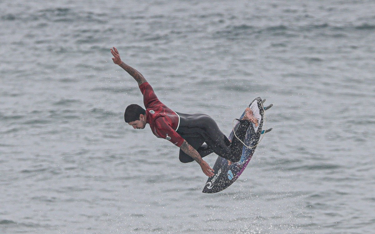 Gabriel Medina surfa em praia do Rio