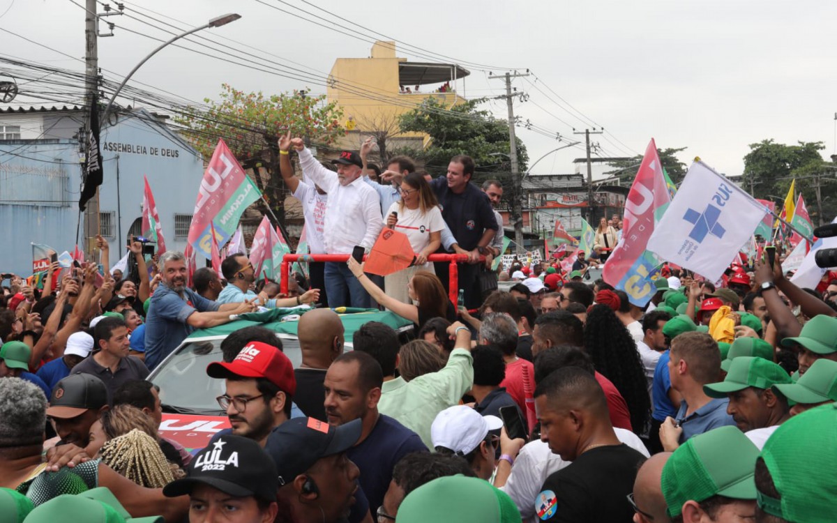 Lula participou de caminhada nesta quarta-feira (12) no Complexo do Alem&atilde;o, Zona Norte do Rio
