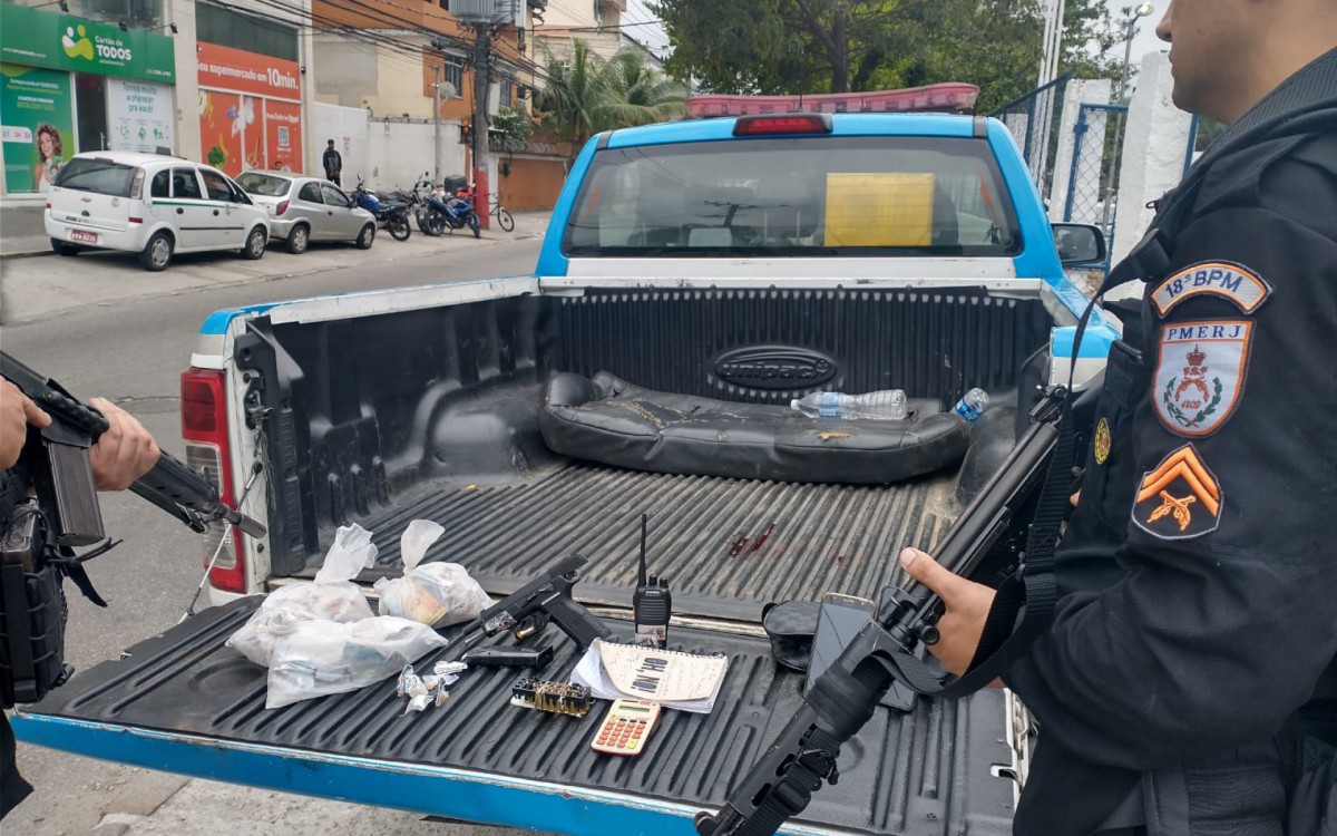 Equipe do 18&ordm; BPM (Jacarepagu&aacute;) apreendeu material que estava em posse do atirador