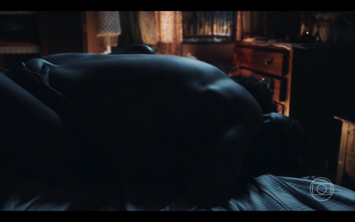 Chay Suede fez sucesso na web com cena de 'Travessia' em que aparece pelado - Reprodução/TV Globo