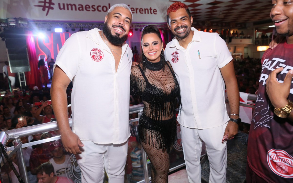 Viviane Ara&uacute;jo na quadra do Salgueiro