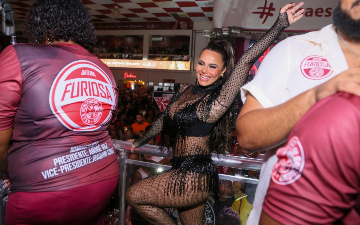 Viviane Ara&uacute;jo na quadra do Salgueiro