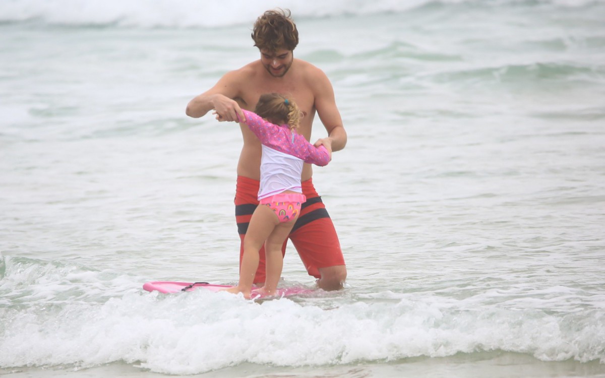 Rafael Vitti e a filha Clara Maria curtem o feriado na praia da Barra da Tijuca