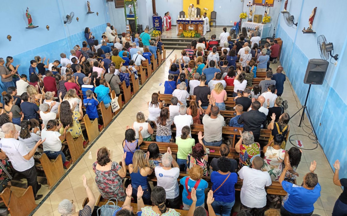 Devotos lotaram a Igreja de Nossa Senhora Aparecida, em Del Castilho, na Zona Oeste, durante as celebra&ccedil;&otilde;es do dia da padroeira do Brasil
