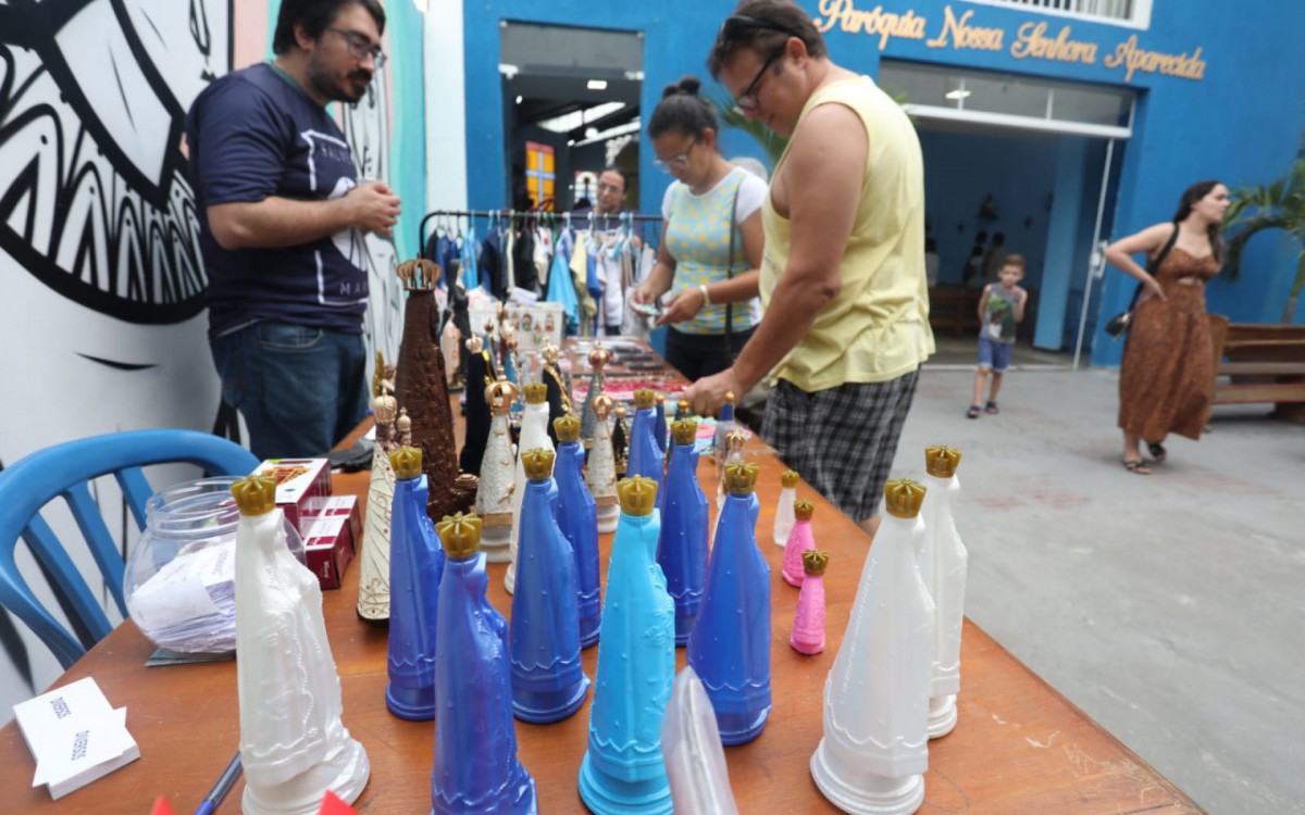 Imagens e artigos religiosos foram vendidos em barraquinhas montadas pelos frequentadores da par&oacute;quia
