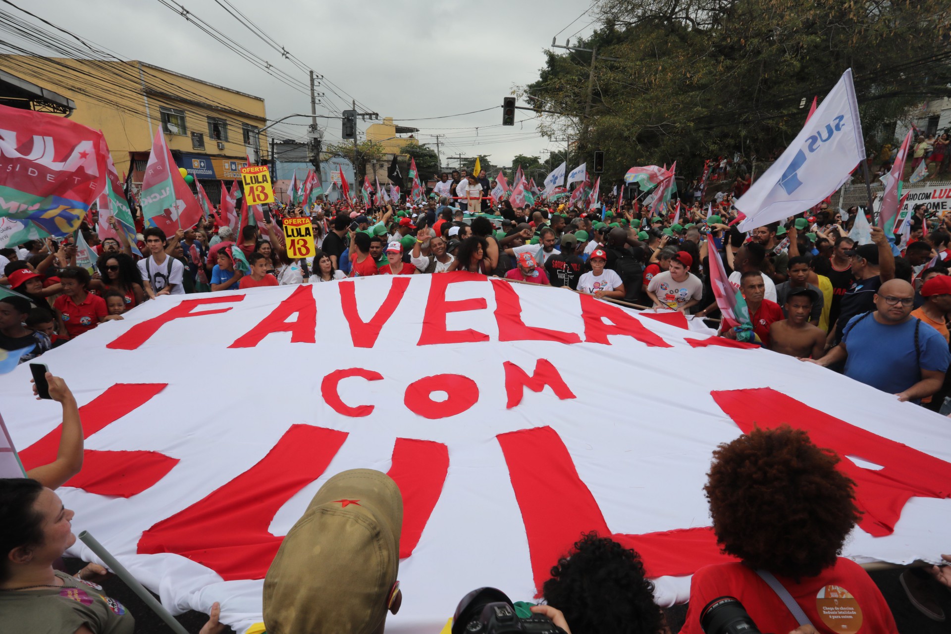 O candidato Luis Inácio Lula da Silva faz caminhada pelo Complexo do Alemão, Zona Norte do Rio, nesta quarta-feira (12).  - Pedro Ivo/ Agência O Dia