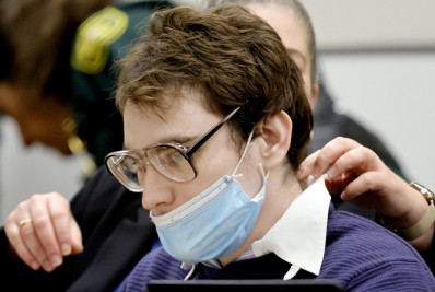 Júri inicia deliberações no caso do massacre em escola da Flórida