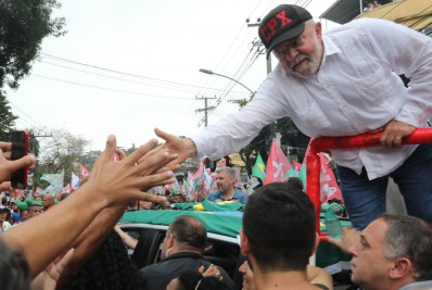 Lula faz caminhada no Complexo do Alemão, Zona Norte do Rio
