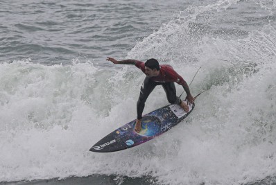 Tirou onda! Gabriel Medina faz manobras radicais em dia de surfe