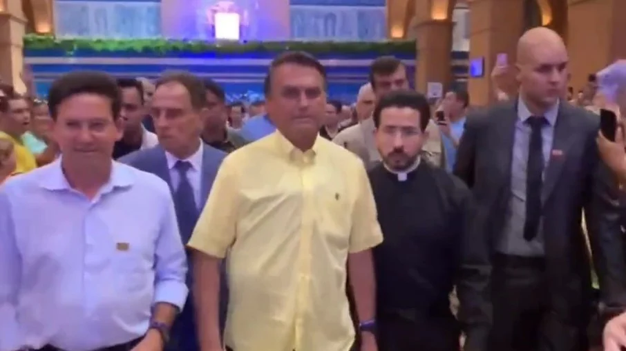 Em passagem por Aparecida, Bolsonaro é recebido com aplausos e vaias