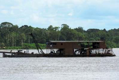Polícia Federal e Ibama fazem operação contra balsas de garimpo em Rondônia