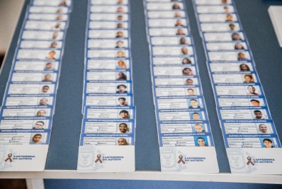 Marcelo Delaroli entrega novas Carteiras de Identificação do Autista na Clínica-Escola em Itaboraí