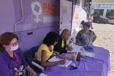 Ônibus que realiza atendimento a mulheres vítimas de violência estaciona em Belford Roxo