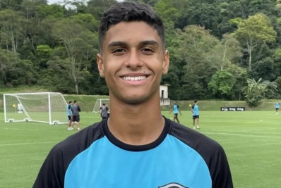 Promessa do Botafogo de 16 anos treina pela primeira vez com o profissional