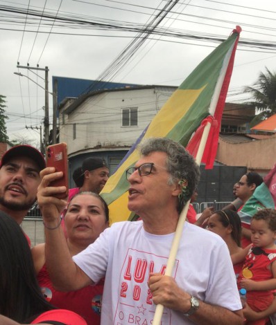 O ator Paulo Betti declarou apoio ao candidato Lula durante caminhada no Complexo do Alem&atilde;o. - Reprodu&ccedil;&atilde;o