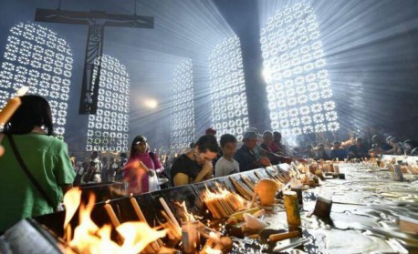 Após dois anos com restrições por conta da pandemia, o Santuário Nacional voltou a receber os devotos com sua capacidade máxima - Reprodução: Gustavo Cabral