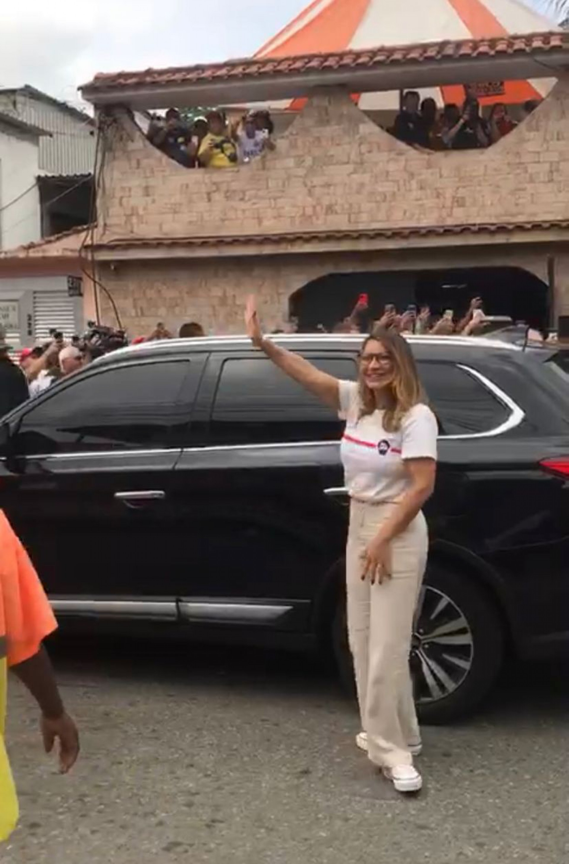 Janja acena para o p&uacute;blico que estava aguardando a chegada de Lula (PT)