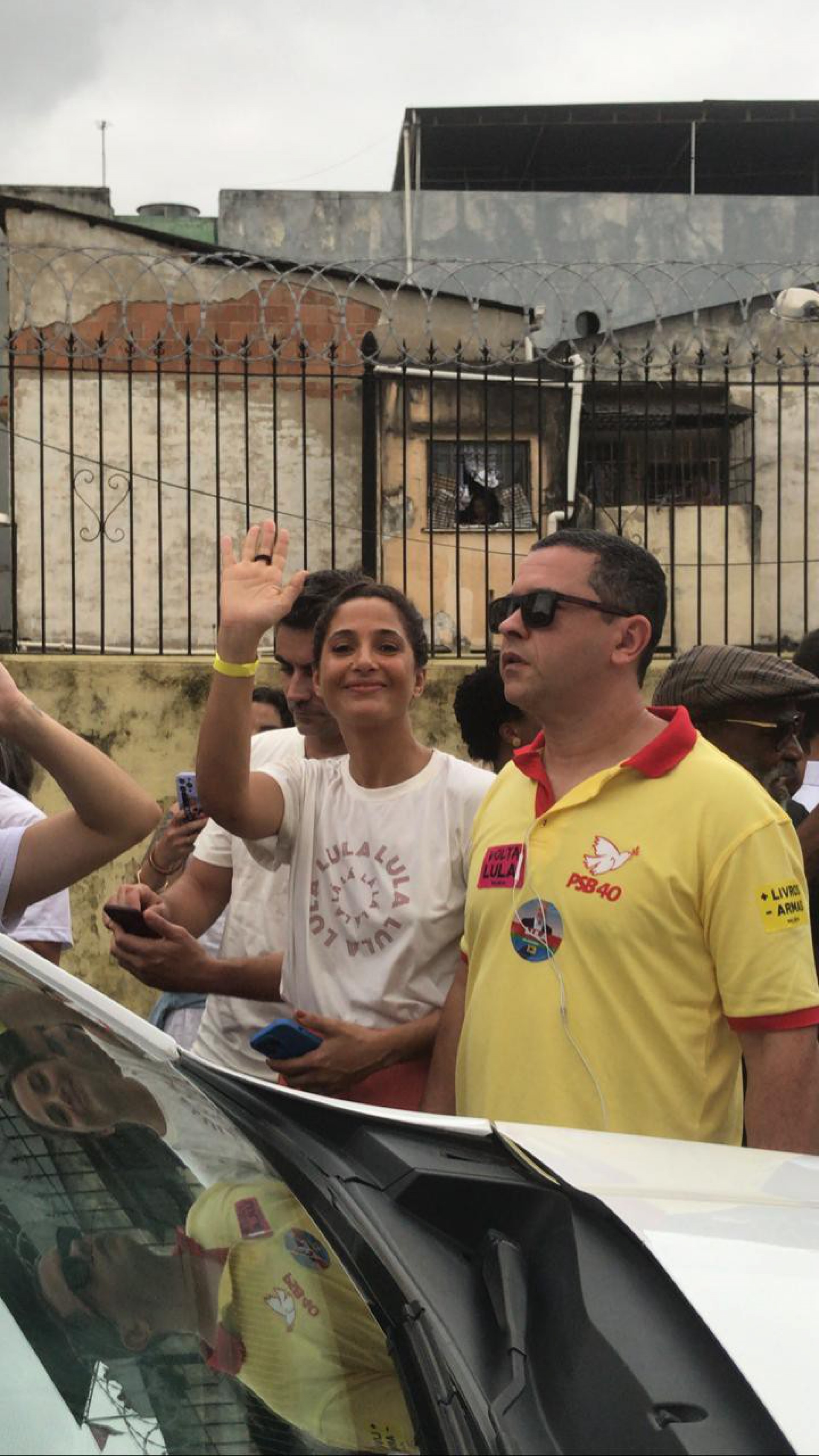 Camila Pitanga tamb&eacute;m marcou presen&ccedil;a na caminhada