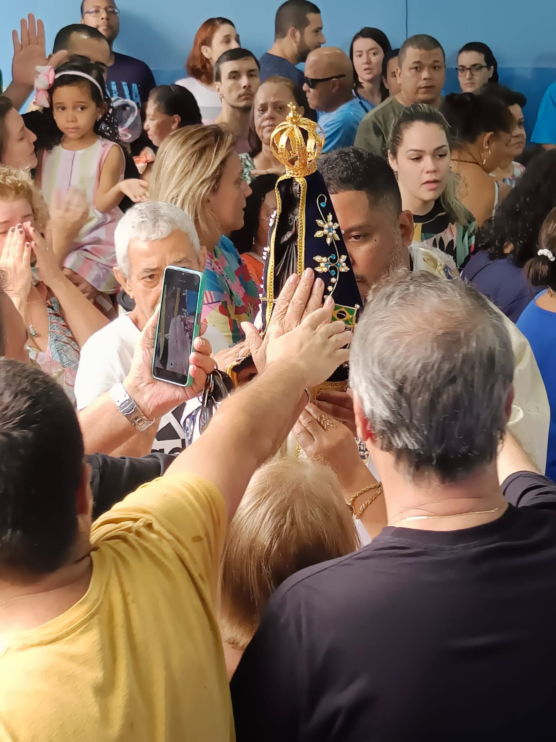Fi&eacute;is fizeram fila para tocar a imagem de Nossa Senhora Aparecida durante missa