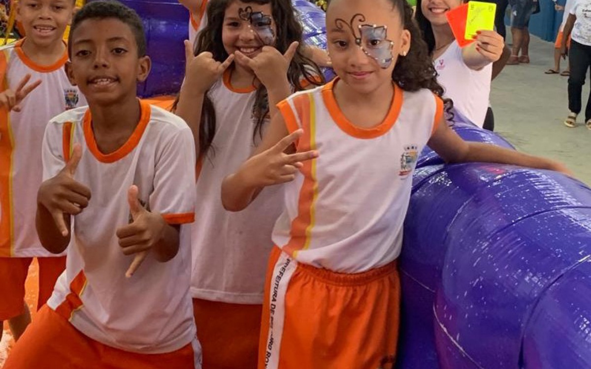 Alunos da Escola Municipal Sargento Euclides Alves se divertiram tamb&eacute;m com a &aacute;rbitra Luciana Mafra (D)