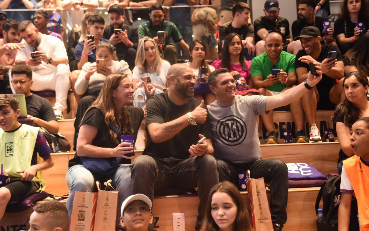 Adriano Imperador faz sucesso com f&atilde;s em evento em S&atilde;o Paulo