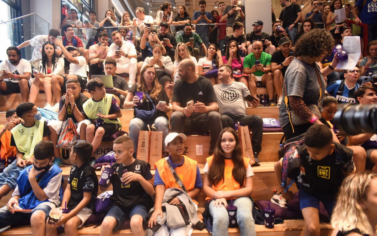 Adriano Imperador faz sucesso com f&atilde;s em evento em S&atilde;o Paulo