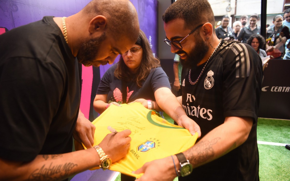 Adriano Imperador faz sucesso com f&atilde;s em evento em S&atilde;o Paulo