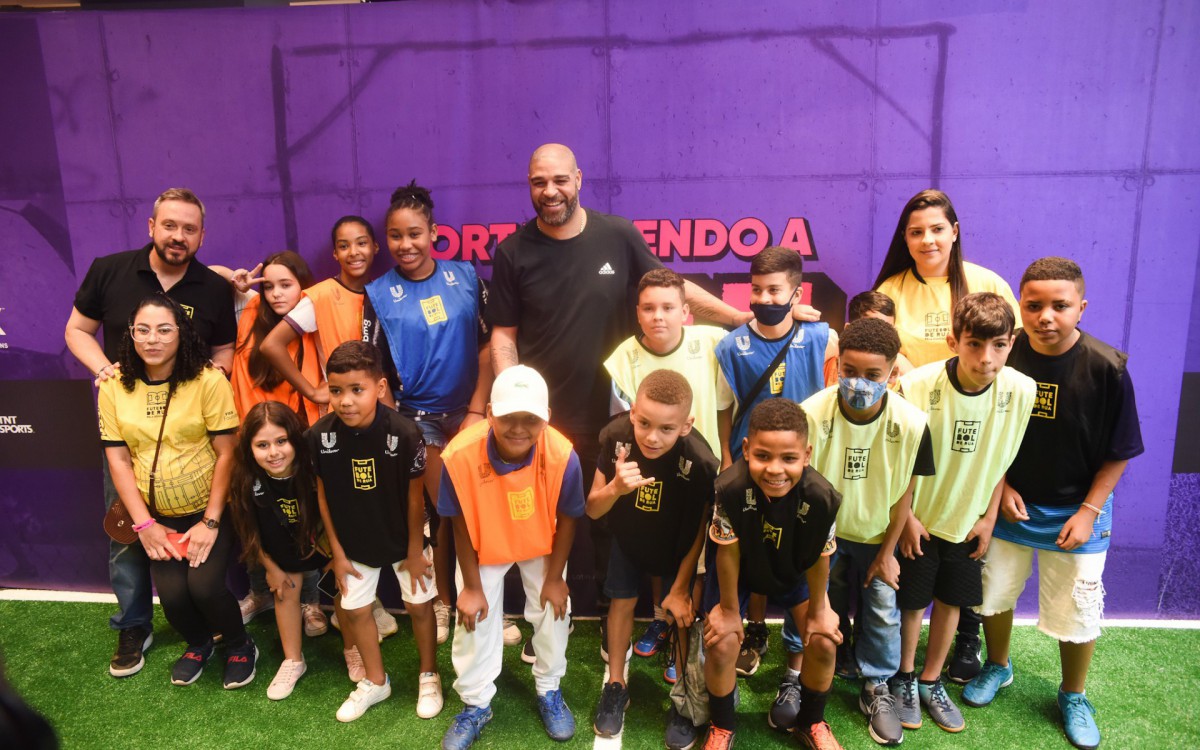 Adriano Imperador faz sucesso com f&atilde;s em evento em S&atilde;o Paulo